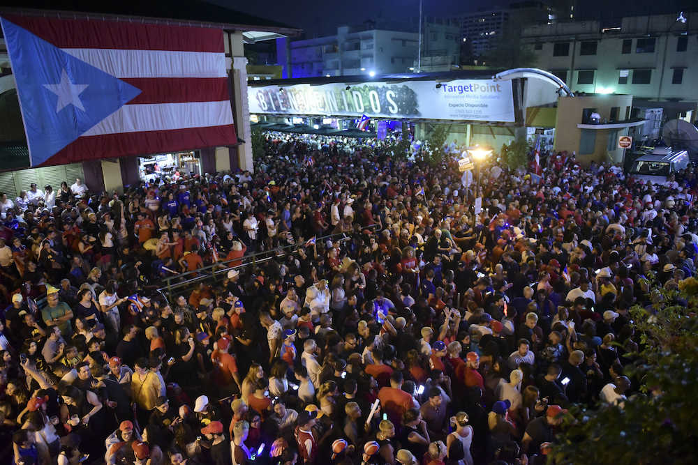 首都サン・フアンで、ＷＢＣ決勝のプエルトリコを応援する人々　（ＡＰ）