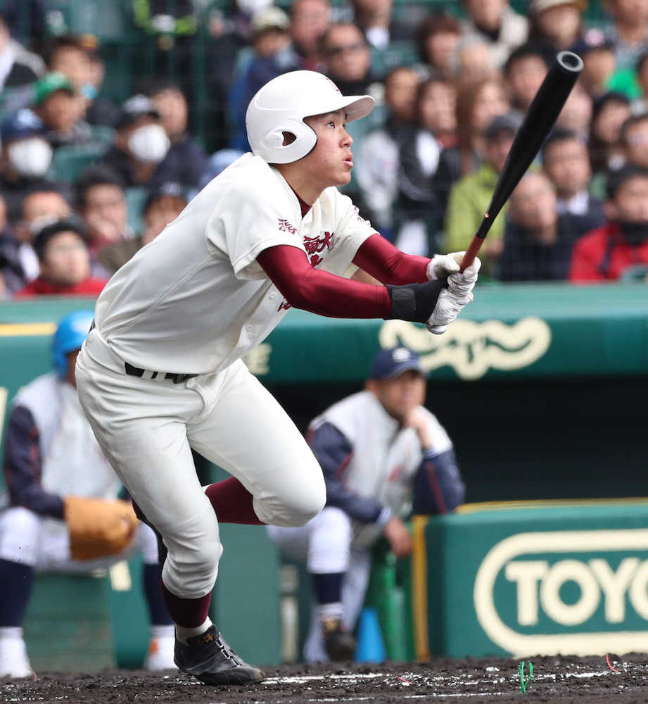 ＜福岡大大濠・滋賀学園＞１回二死満塁、稲本は右中間に２点適時二塁打