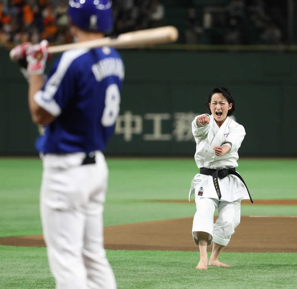＜巨・中＞始球式前に空手の形を演じる女子日本代表の清水希容