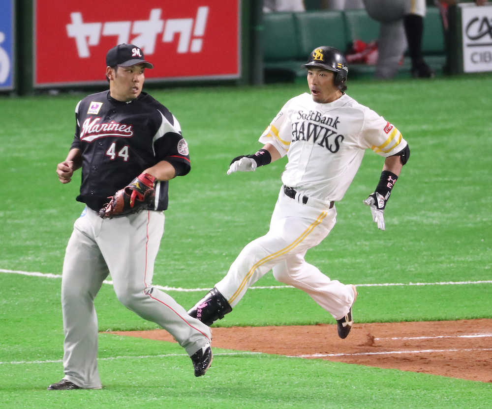 ＜ソ・ロ＞４回無死満塁、遊失で出塁する松田（右）に出塁を許す