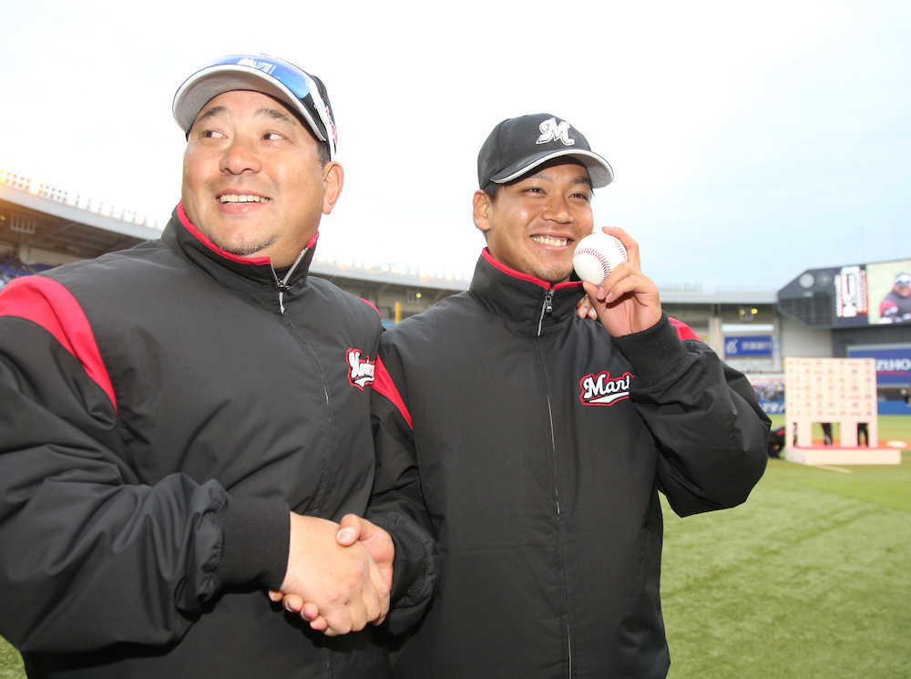 プロ初勝利を挙げ伊東監督（左）とウイニングボールを手に笑顔の佐々木
