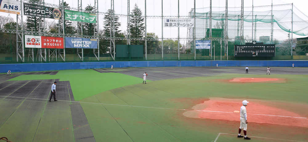 岩倉高校は二塁手を外野に置き、外野を４人にする「野村シフト」をとる
