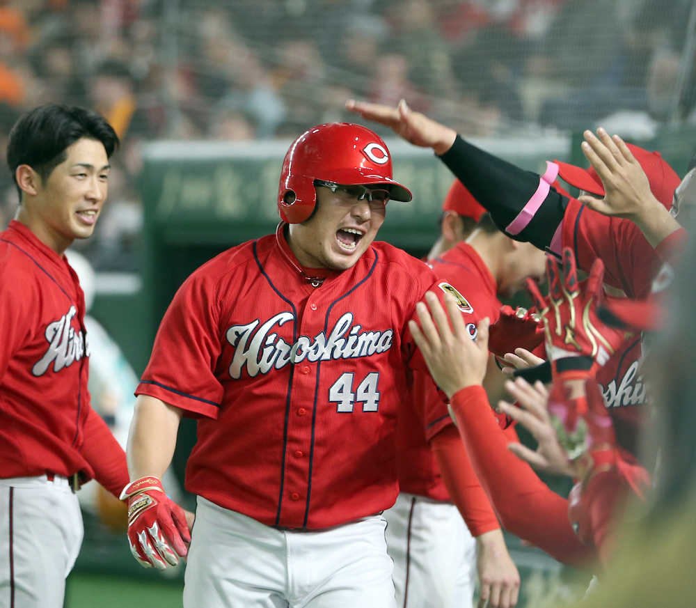＜巨・広＞９回無死　同点の本塁打を放ちナインに出迎えられる松山（左から２人目）