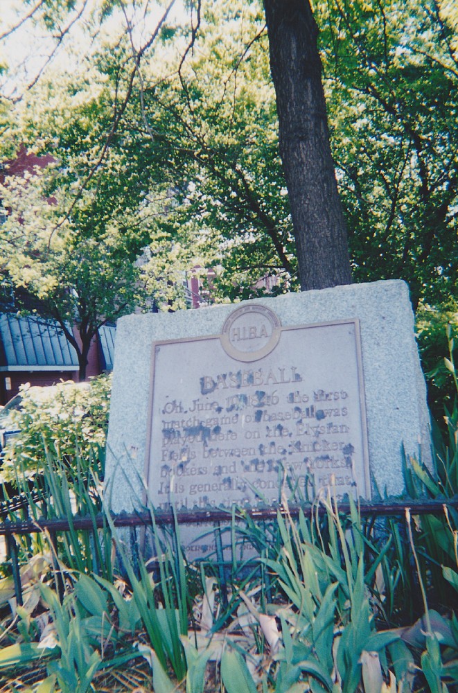 米ニュージャージー州ホボケンにある「野球生誕の地」を示す銘板（２００１年５月８日撮影）
