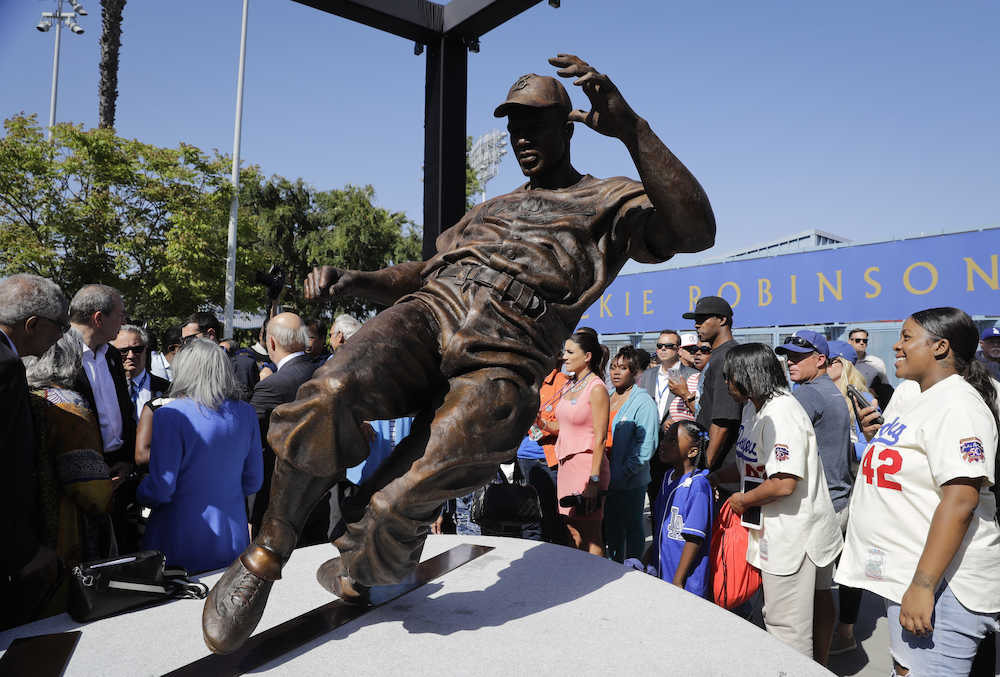 ドジャースタジアムで故ロビンソン氏の銅像の除幕式が行われた（ＡＰ）