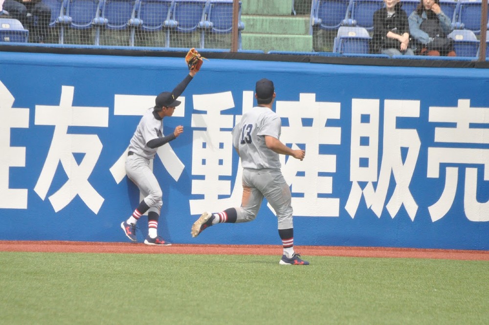 フェンスに衝突しながら捕球した柳町（Ｃ）慶應スポーツ新聞会