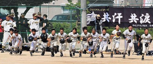 「さあ、行こう！」試合前あいさつにベンチを飛び出す少年野球の選手たち