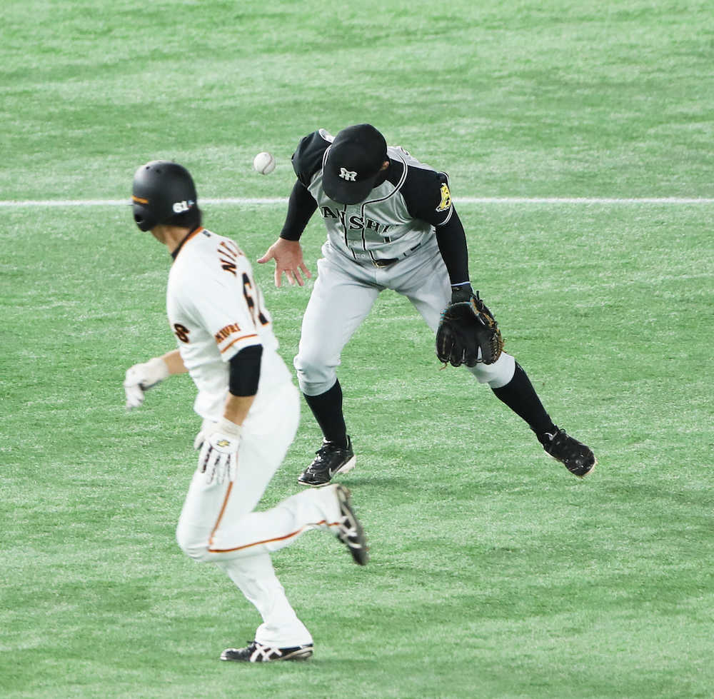 ＜巨・神＞３回１死一、二塁、坂本勇の打球をお手玉する三塁手・鳥谷。左は二塁走者・中井