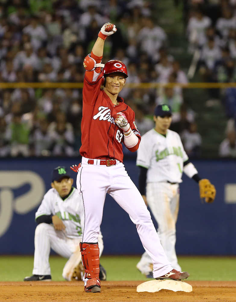 ８回１死満塁　広島の代打・西川は右中間に適時二塁打を放ちガッツポーズ