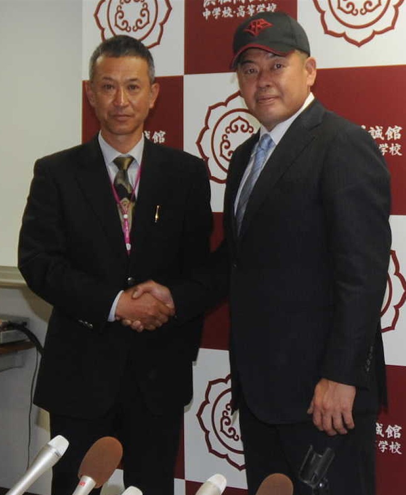 浜松開誠館の非常勤コーチに就任した中村氏（右）は佐野監督と握手