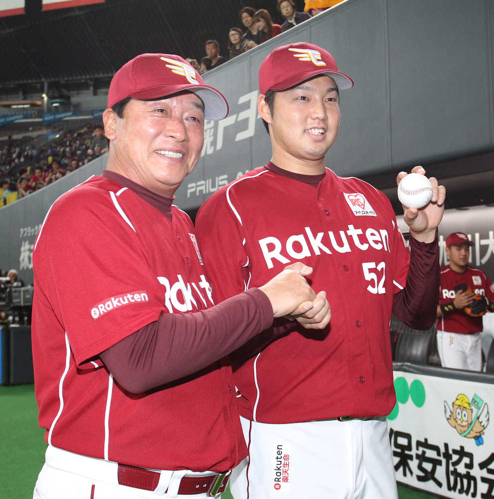 ４月３０日の日本ハム戦でプロ初勝利の楽天・森原（右）はウイニングボールを手に梨田監督と握手