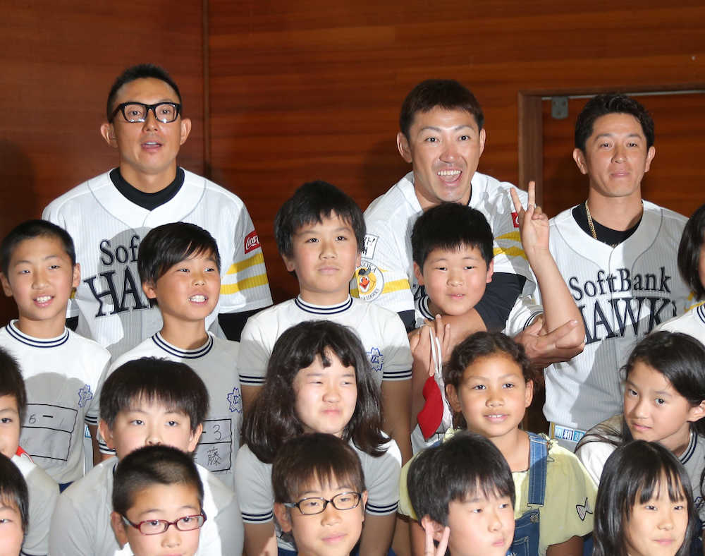 子供たちと記念写真を撮る選手たち（左から、川崎、内川、川島）