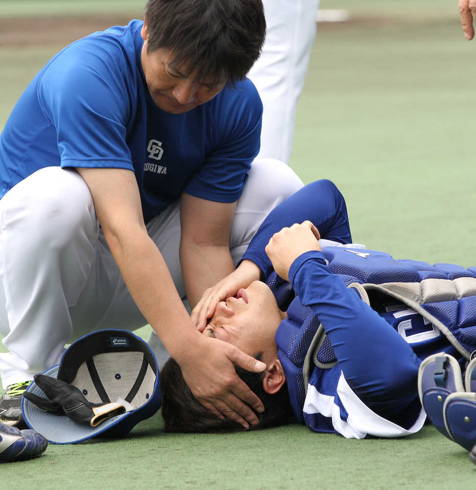 ＜ヤ・中＞試合前、ベンチ前でのキャッチボール中に外野からの返球がそれて左目を直撃し倒れ込む松井雅