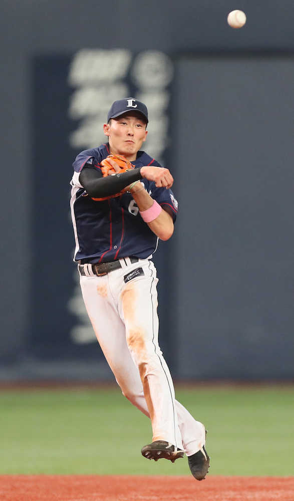 ＜オ・西＞８回２死、源田は西野の遊ゴロを一塁へジャンピングスロー