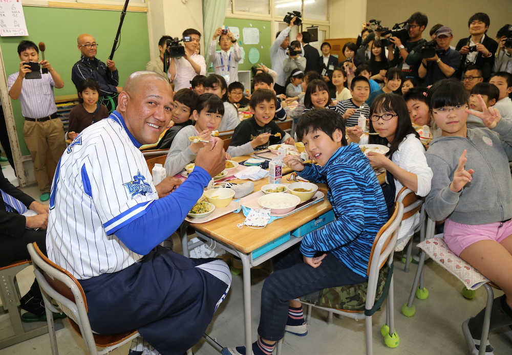 横浜市内の小学生と、給食に提供された「青星寮カレー」を楽しむラミレス監督