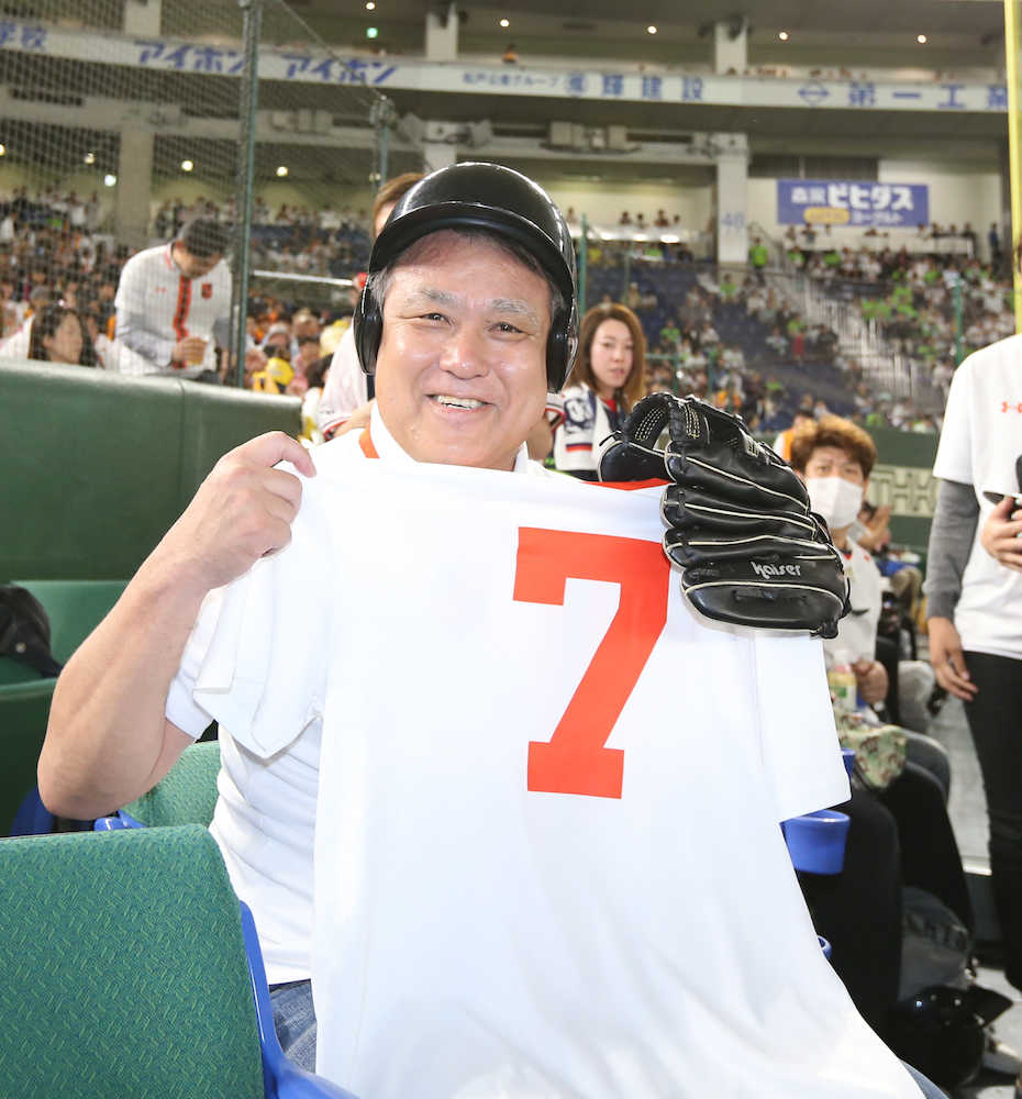 観戦に訪れた日本サッカー協会・田嶋会長がサッカーユニホームを模したデザインの長野シャツを手に笑顔　　　　　　　　　　　　　　　　　　　　　
