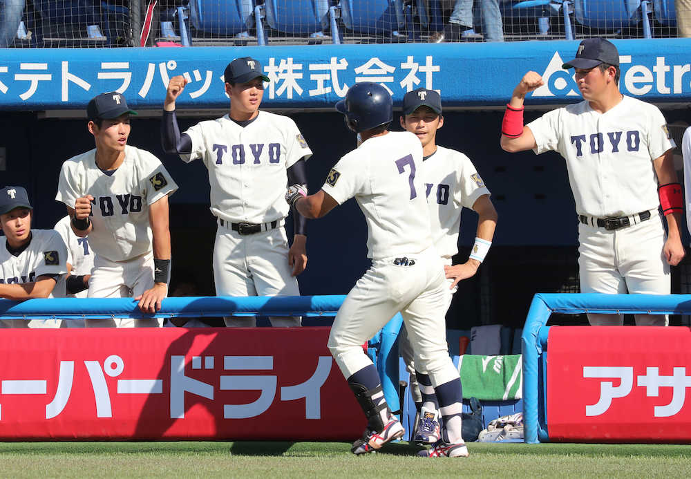 ３回２死、東洋大・古田が左翼へ２打者連続アーチを放ちベンチのナインに迎えられる