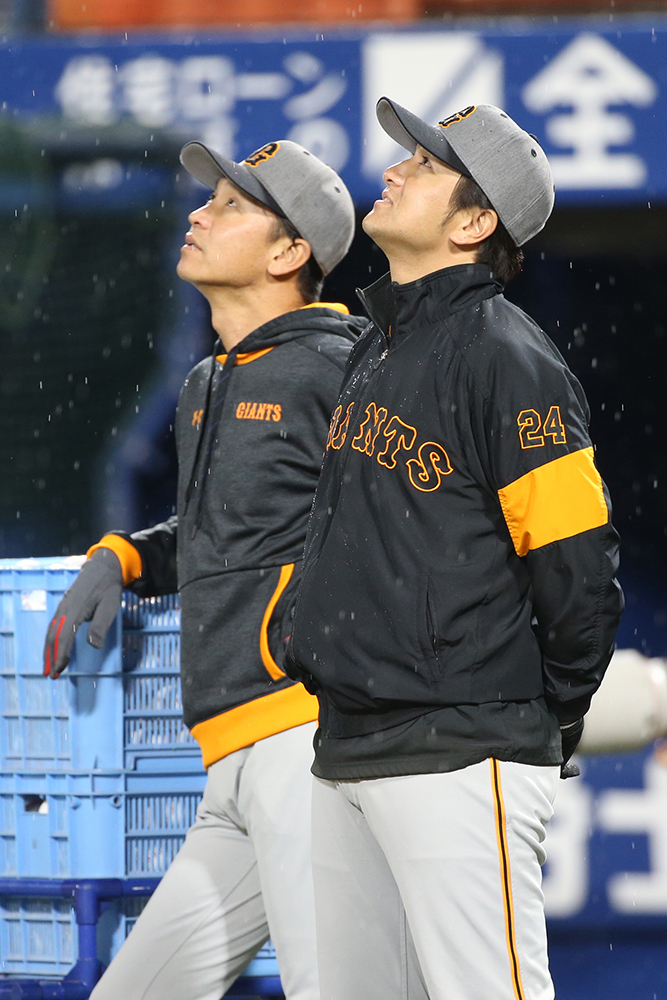 練習を見つめる巨人・二岡打撃コーチ（左）と高橋監督