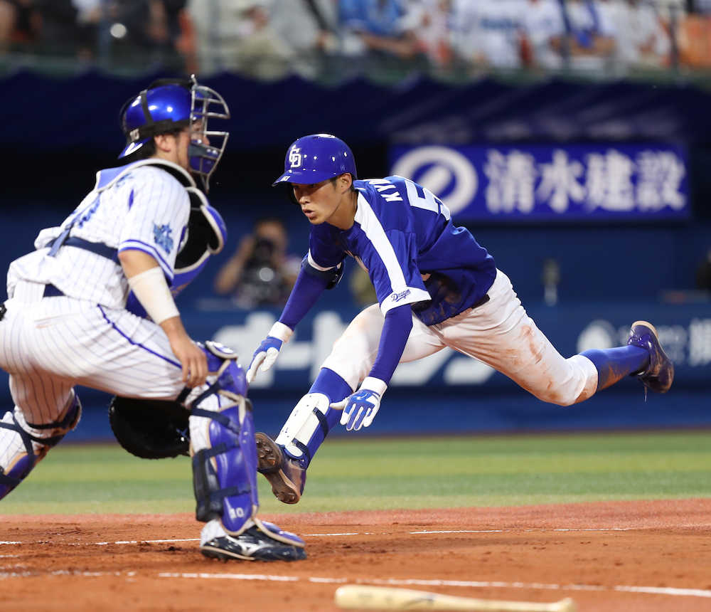 ＜Ｄ・中＞３回２死二塁、京田は適時三塁打を打ち野選の間に生還