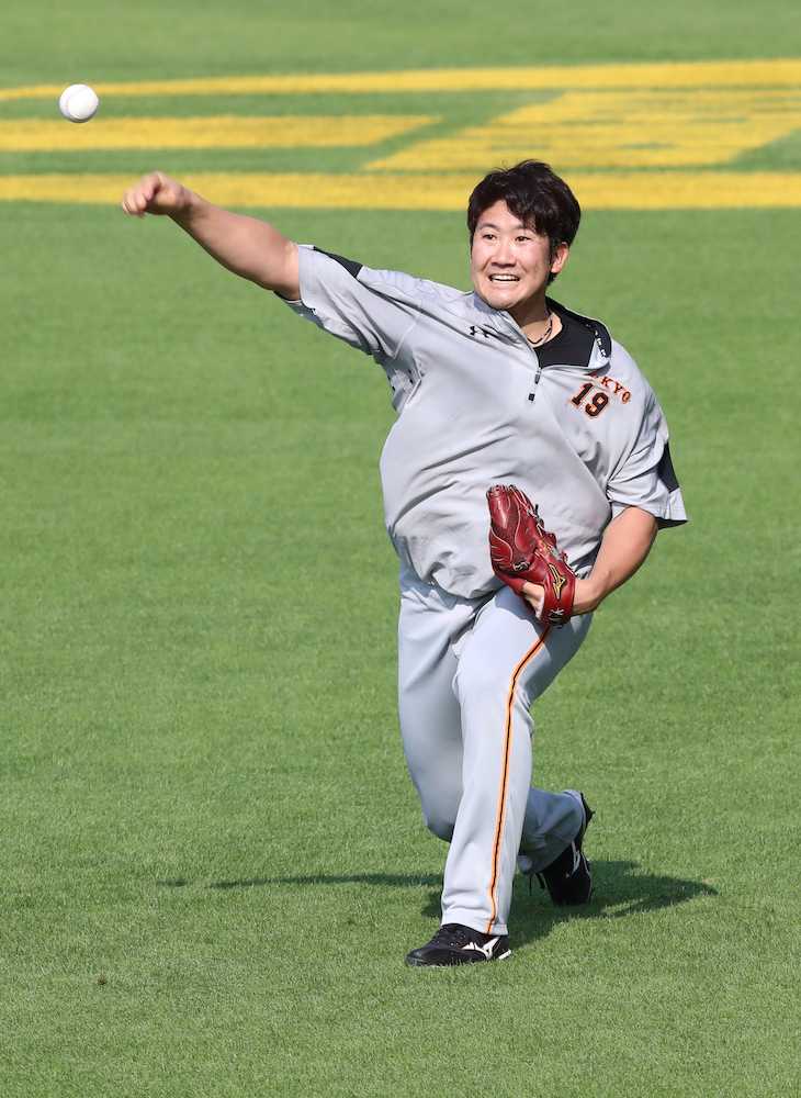 外野でキャッチボールをする巨人・菅野
