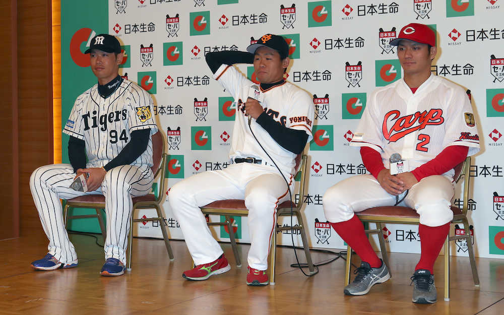 トークショーに臨む（左から）阪神・原口、巨人・田口、広島・田中