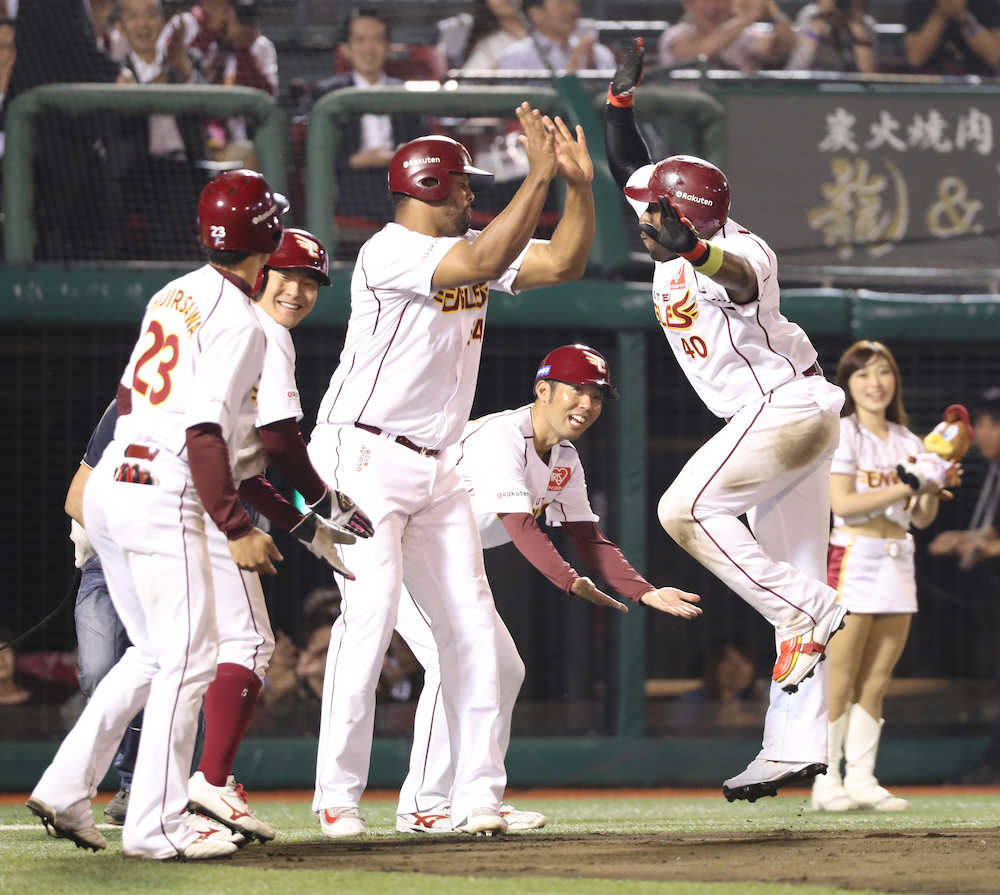 ＜楽・巨＞６回無死、ウィーラー（右端）は満塁本塁打を打ち（左から）聖沢、茂木、ペゲーロらの出迎えにジャンプで応える