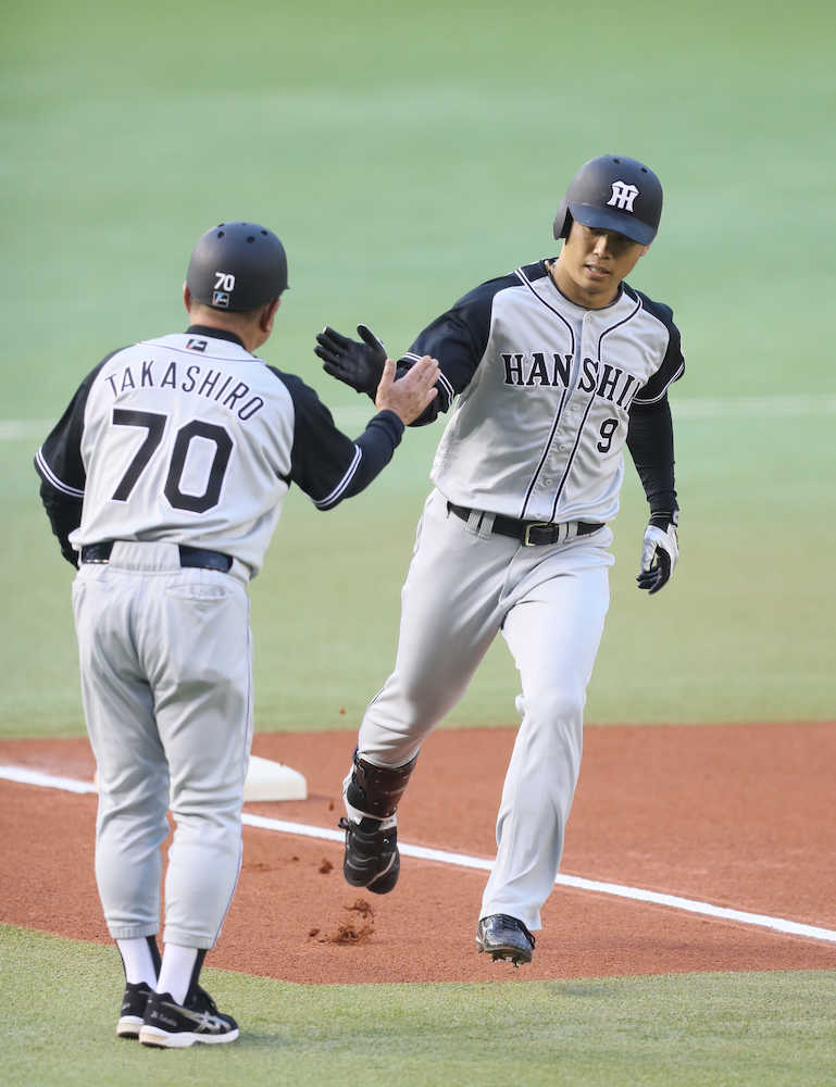 １回無死、中越え本塁打の阪神・高山（右）