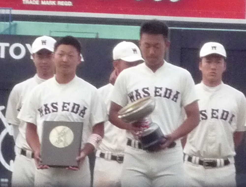 フレッシュリーグで優勝し、優勝盾を受け取る早大・山田淳（前列左）と連盟杯を受け取る米田（同右）