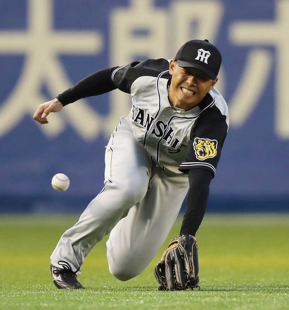 １回裏２死一、二塁、高山は鈴木の打球に飛びつくも僅かに届かず、逆転の適時二塁打となる