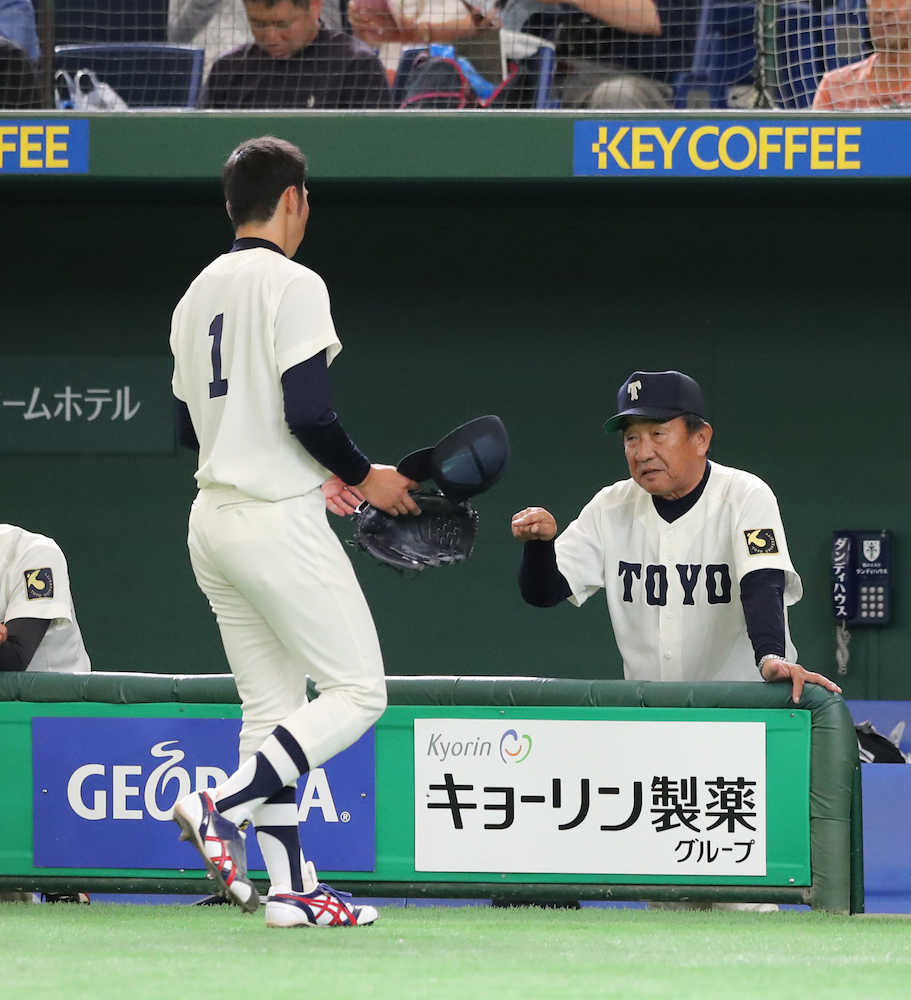 ４回２死一、三塁、降板してベンチに戻る東洋大先発・飯田（左）。右は東洋大・高橋監督　　　　　　　　　　　　　　　　　