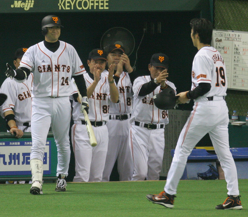 ２００６年７月１日の阪神戦の６回２死三塁、二塁打で同点のホームを踏んだ巨人・上原を出迎える高橋由（左）とベンチの原監督ら