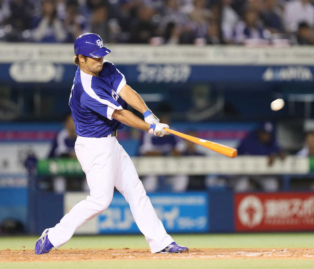 ＜ロ・中＞８回無死、中日・平田は左越え本塁打を放つ