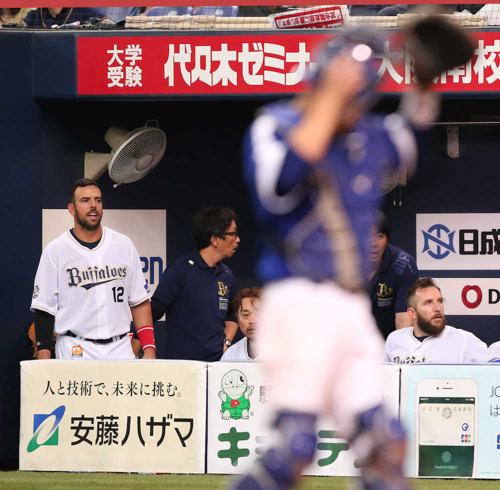 ＜オ・中＞５回裏無死一塁、松井雅（手前）のアピールプレーで来日初本塁打が取り消されて呆然とするマレーロ（左）