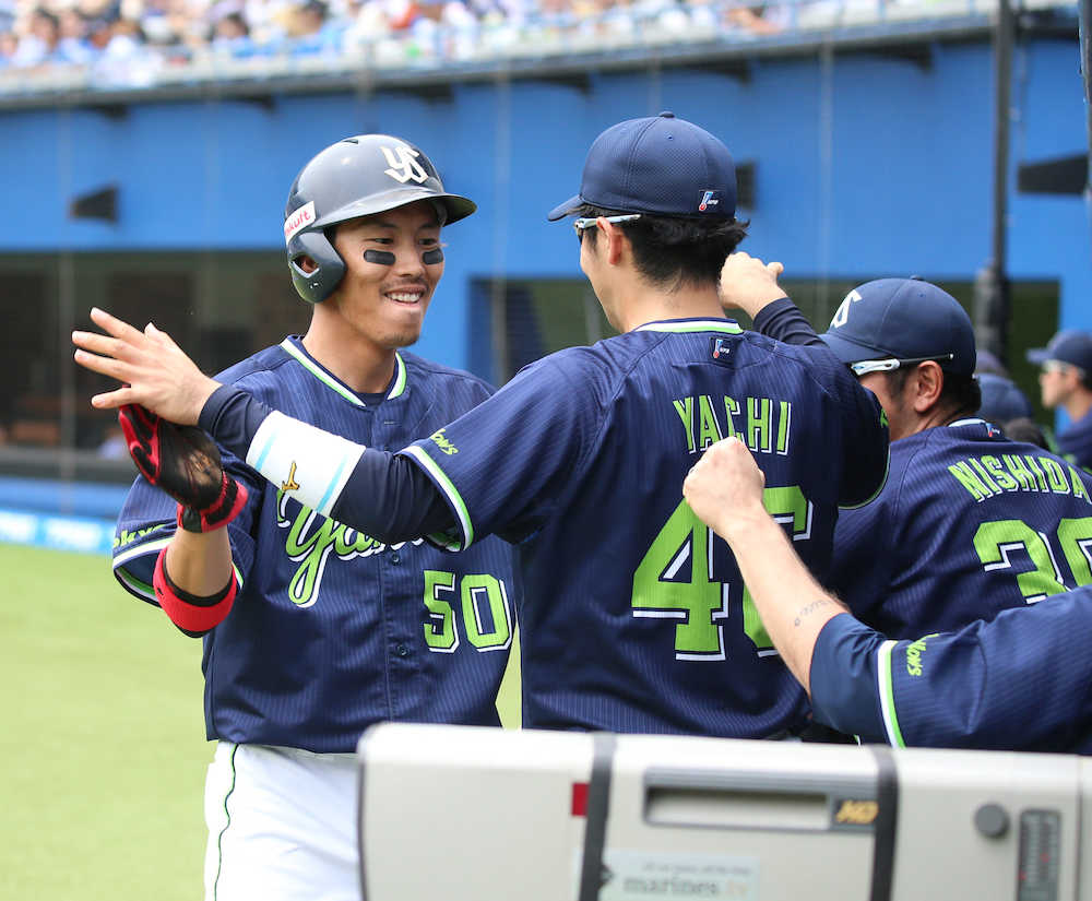 ＜ロ・ヤ＞１回無死三塁、山田の二塁打で生還した三走・上田はナインの出迎えに笑顔
