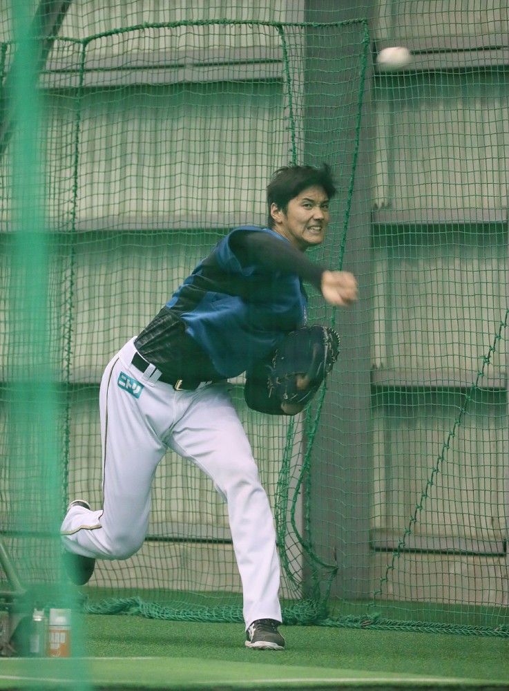 鎌ヶ谷の室内練習場で投球練習する日本ハム・大谷