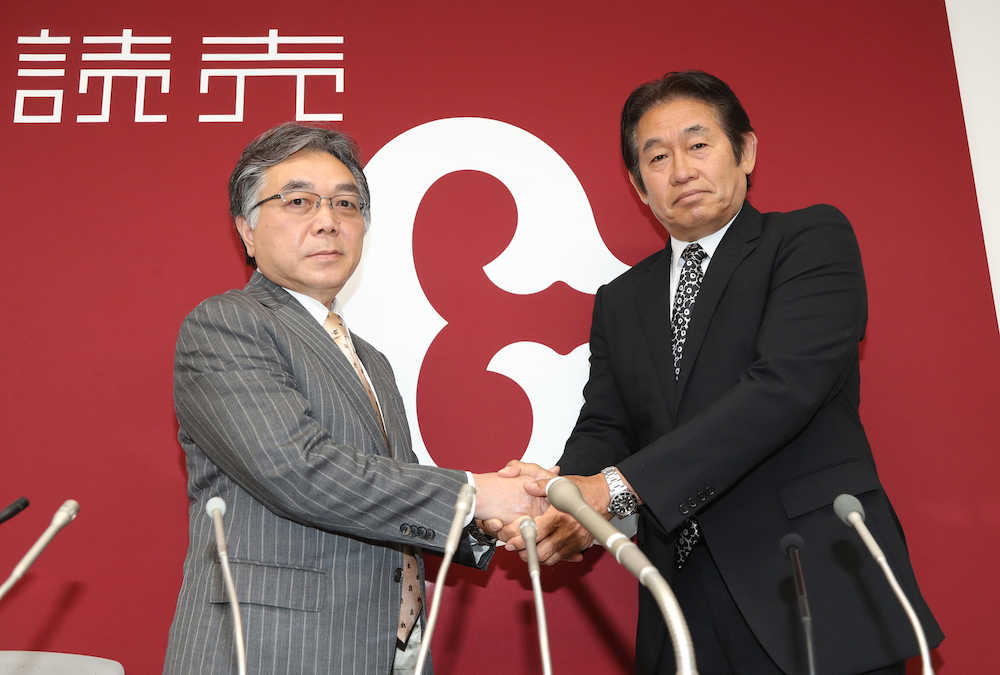 会見を終え、握手を交わす石井一夫・新球団社長（左）と鹿取義隆・新ＧＭ兼編成本部長