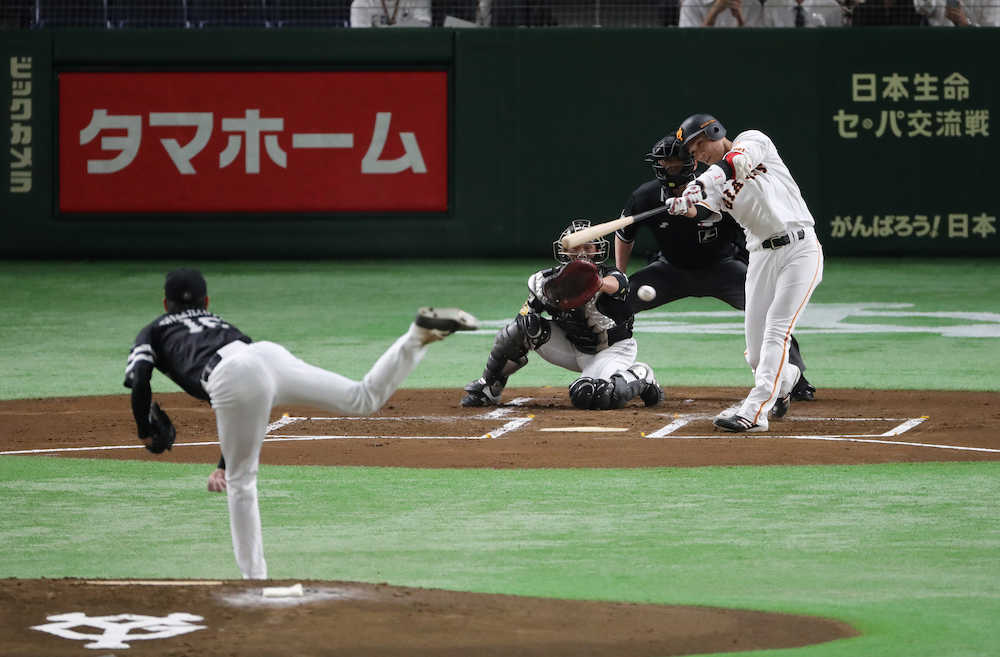 ＜巨・ソ＞１回１死二塁、左前打を放つ坂本勇