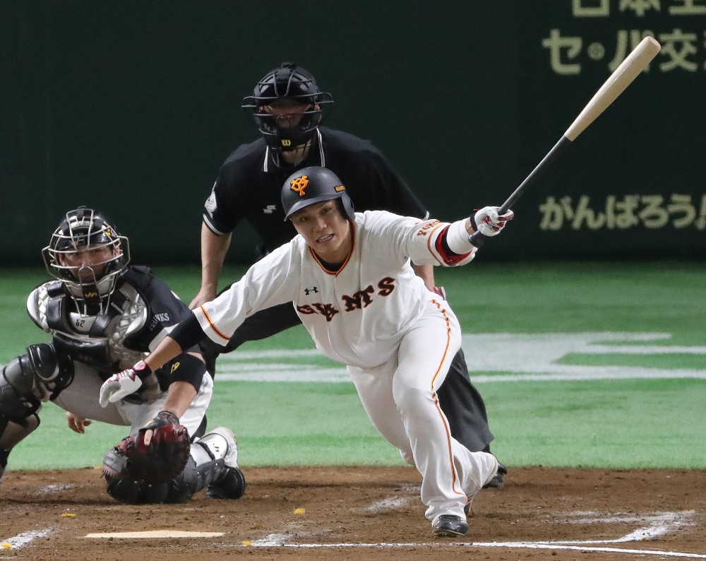 ＜巨・ソ＞７回２死二、三塁、体勢を崩しながらも適時打を放つ坂本勇