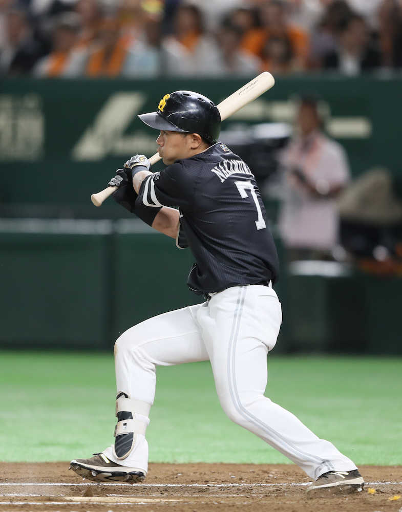 ６回無死二塁、中村晃は中前適時安打を打つ