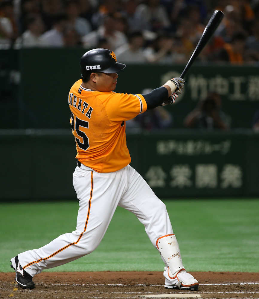 ３回無死一、三塁、村田は適時二塁打を打つ