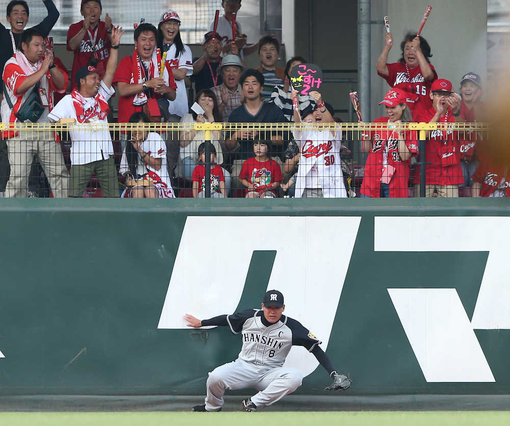 １回裏無死、広島・田中の打球にジャンプした福留だが…リプレイ検証の結果二塁打となる