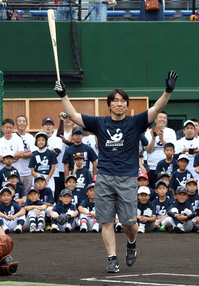 松井氏は野球教室の参加者たちが見守る前でホームランを披露しバンザイ！