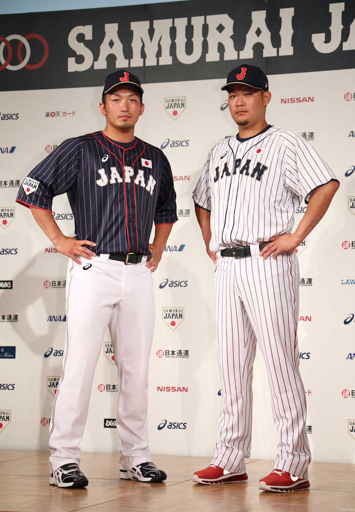 侍ジャパンの新ユニホームを着用し表情を引き締める広島・鈴木（左）とＤｅＮＡ・筒香