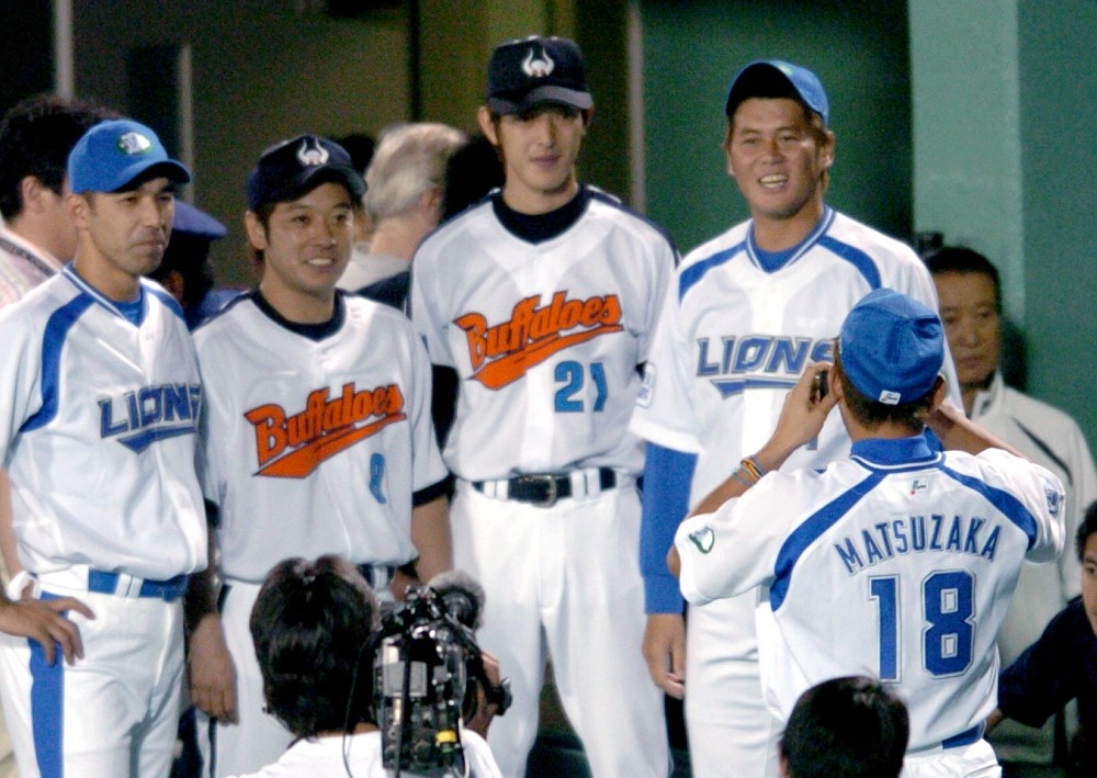 ０４年の球宴第２戦、記念撮影をする（左から）和田、近鉄・礒部、岩隈、森さん
