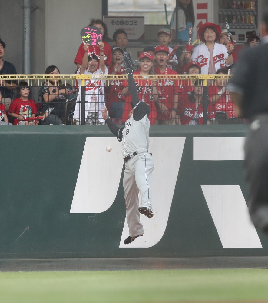 ＜広・神＞１回、広島・田中の打球を捕球しようとする阪神・福留。この後、ボールはこつ然と消える