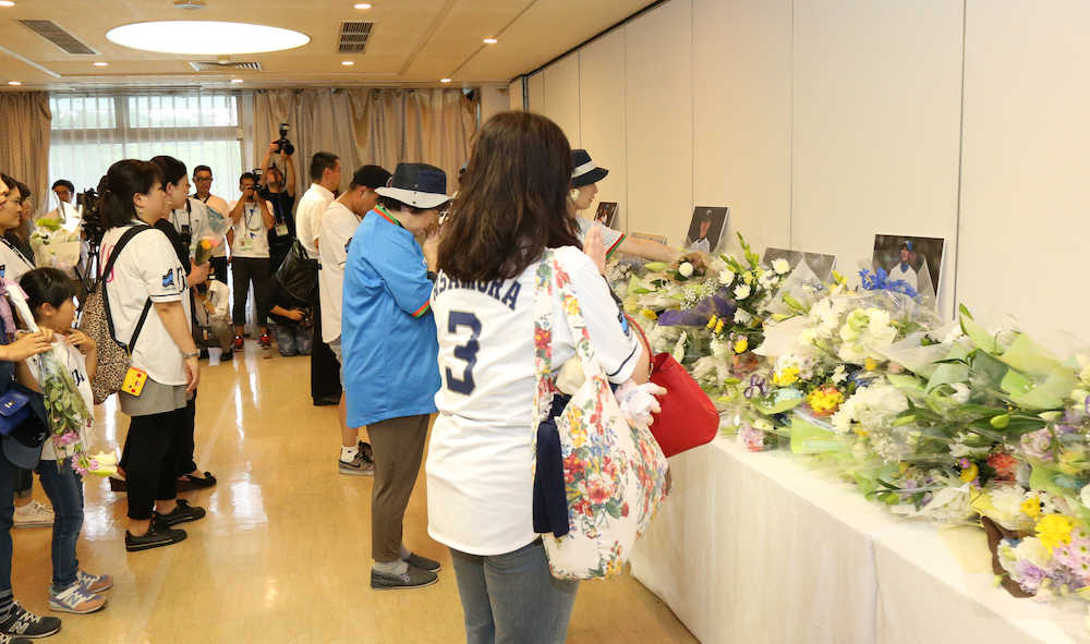 ＜西・オ＞試合前、森慎二さんの献花台に花を手向ける西武ファン