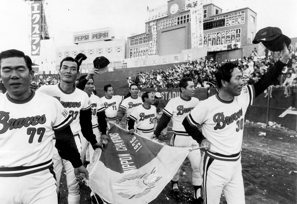 １９７５年、広島を下して初の日本一に輝き声援に応える阪急・上田監督（右）