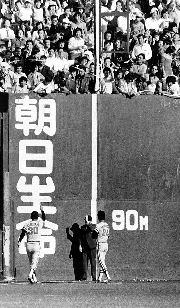１９７８年１０月２２日、日本シリーズ第７戦６回裏、ヤクルト・大杉の左翼ポール際の打球が本塁打と判定され、富沢線審（中央）に抗議する阪急の上田監督（左）と簑田