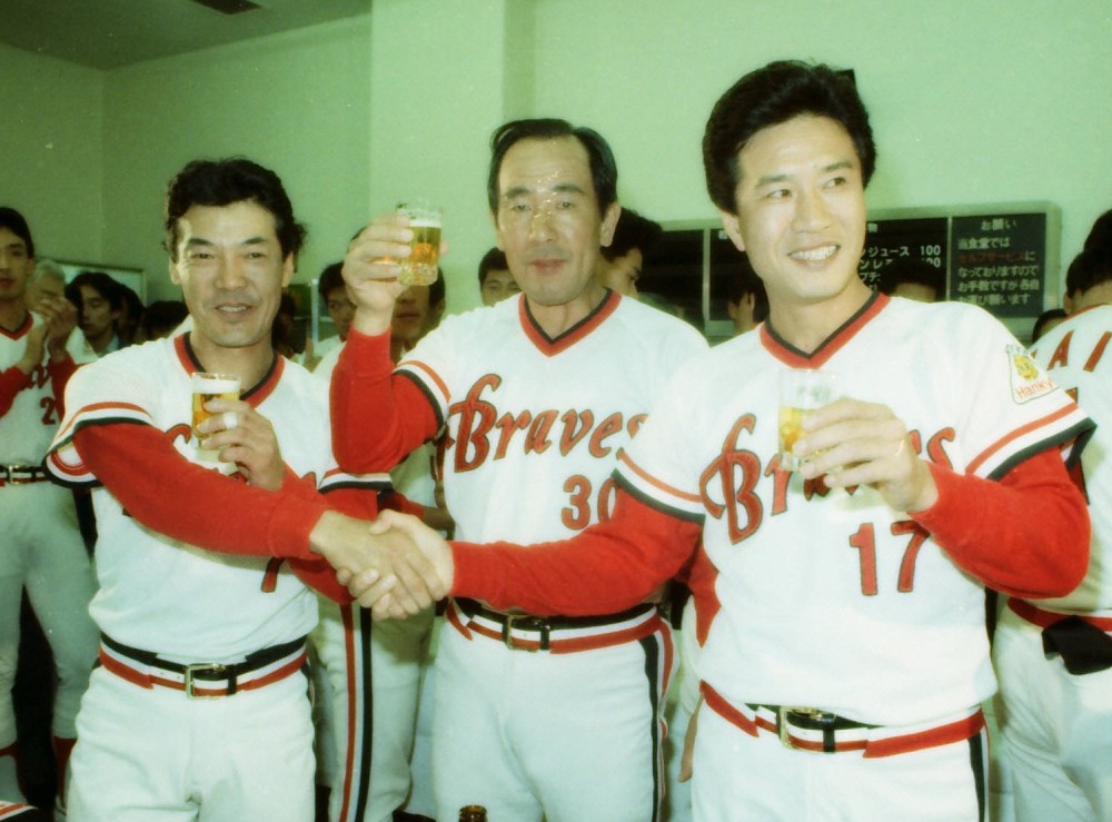 ８８年、引退する山田（右）、福本（左）と乾杯する上田監督