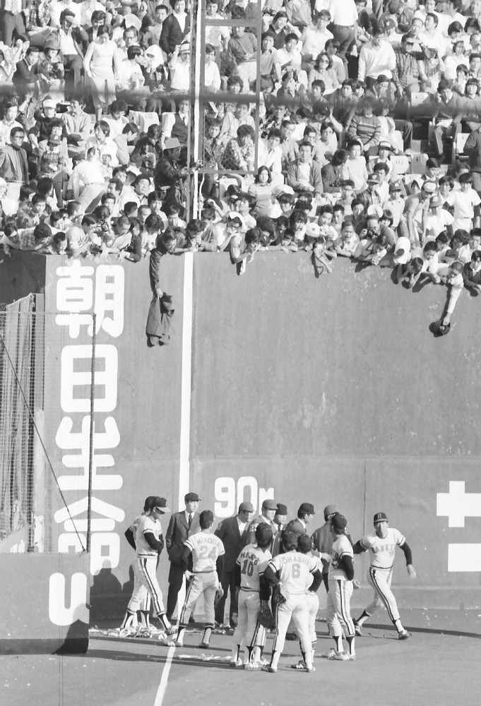 ７８年日本シリーズ第７戦、ヤクルト・大杉の左翼ポール際の打球が本塁打と判定され猛講義する上田監督